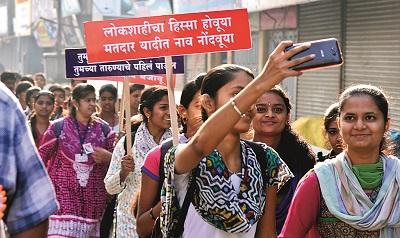 Voter registration application form, this in office! | मतदार नोंदणीचा अर्ज हवा, कार्यालयात या !