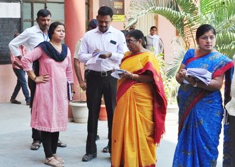 Broken doors and ramps arrangements at polling booths in Solapur are excellent | सोलापुरातील मतदान केंद्रांवर तुटलेले दरवाजे, रॅम्पची व्यवस्थाही निष्कृष्ट Broken doors and ramps arrangements at polling booths in Solapur are excellent | सोलापुरातील मतदान केंद्रांवर तुटलेले दरवाजे, रॅम्पची व्यवस्थाही निष्कृष्ट