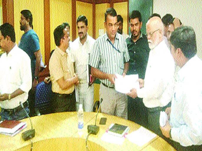 Names of non-living voters in the voters list | जिवंत नसणाऱ्यांची नावेही मतदार यादीमध्ये Names of non-living voters in the voters list | जिवंत नसणाऱ्यांची नावेही मतदार यादीमध्ये