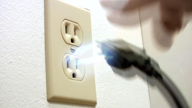 Went to turn on the TV and died due to electrick shock | टीव्ही चालू करायला गेला, अन् जीवाला मुकला Went to turn on the TV and died due to electrick shock | टीव्ही चालू करायला गेला, अन् जीवाला मुकला