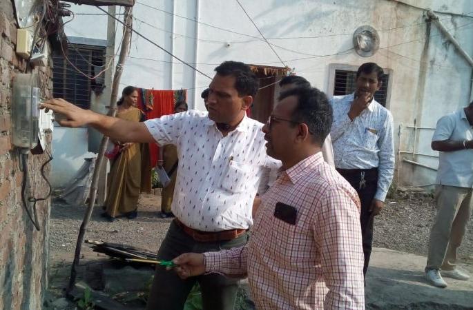 Akola: Electricity theft was detected in 11 places in Khadki area | अकोला: खडकी परिसरात ११ ठिकाणी वीज चोरी पकडली Akola: Electricity theft was detected in 11 places in Khadki area | अकोला: खडकी परिसरात ११ ठिकाणी वीज चोरी पकडली