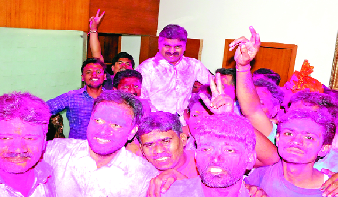 Dhatibapad of Satje Patil's Mahadik | सतेज पाटील यांची महाडिक यांना धोबीपछाड