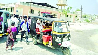 Gulab's victim took an open DP | उघड्या डीपीने घेतला सालगड्याचा बळी Gulab's victim took an open DP | उघड्या डीपीने घेतला सालगड्याचा बळी