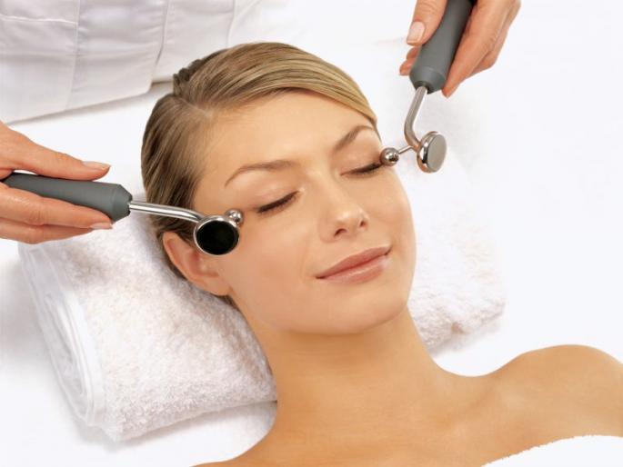 What is Electric facial? Know how to do it | मुलायम आणि सुंदर त्वचेसाठी इलेक्ट्रिक फेशिअल, जाणून घ्या काय आहे हे फेशिअल? What is Electric facial? Know how to do it | मुलायम आणि सुंदर त्वचेसाठी इलेक्ट्रिक फेशिअल, जाणून घ्या काय आहे हे फेशिअल?