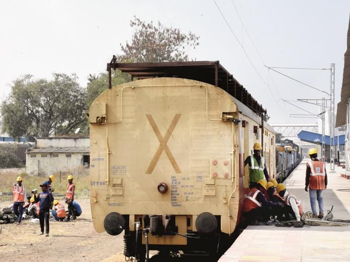 Now rail travel will be faster, electrification of Manmad to Aurangabad railway is in final stage | आता रेल्वेप्रवास होणार वेगवान, मनमाड ते औरंगाबाद लोहमार्गाचे विद्युतीकरण अंतिम टप्प्यात Now rail travel will be faster, electrification of Manmad to Aurangabad railway is in final stage | आता रेल्वेप्रवास होणार वेगवान, मनमाड ते औरंगाबाद लोहमार्गाचे विद्युतीकरण अंतिम टप्प्यात