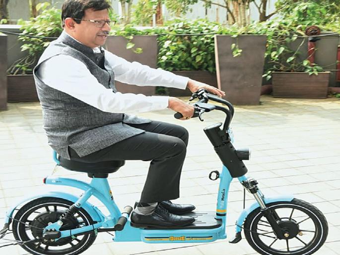 An electric scooter, ride a bicycle to the subway station | इलेक्ट्रीकल स्कूटर, सायकलने जा मेट्रो स्थानकावर An electric scooter, ride a bicycle to the subway station | इलेक्ट्रीकल स्कूटर, सायकलने जा मेट्रो स्थानकावर