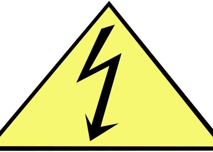 Five people shocked by electric current | आलमारी वर घेऊन जाणाऱ्या पाच जणांना लागला करंट Five people shocked by electric current | आलमारी वर घेऊन जाणाऱ्या पाच जणांना लागला करंट