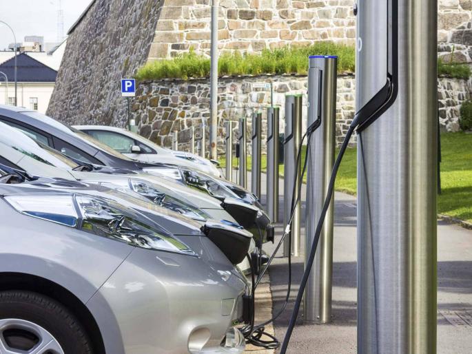 10.60 lakh electric vehicles on the road | रस्त्यावर १०.६० लाख इलेक्ट्रिक वाहने; नितीन गडकरींची संसदेत माहिती 10.60 lakh electric vehicles on the road | रस्त्यावर १०.६० लाख इलेक्ट्रिक वाहने; नितीन गडकरींची संसदेत माहिती
