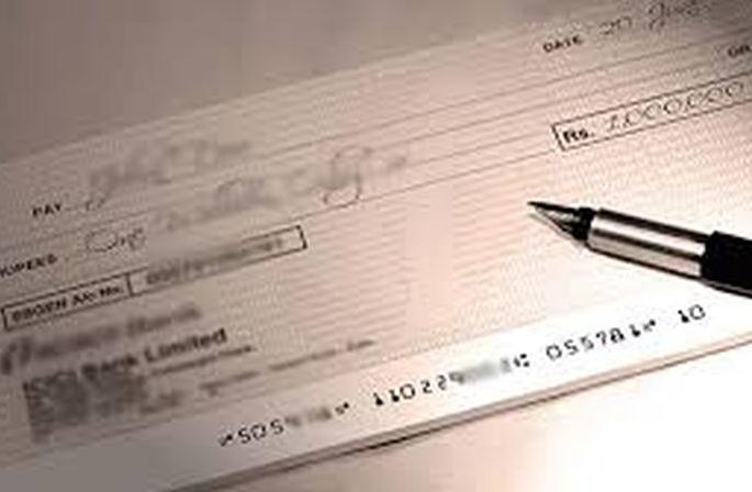 Be careful if you pay the electricity bill by check; A fine of Rs 885 for bouncing | वीजबिल चेकने देत असाल तर सावधान; बाउन्स झाल्यास ८८५ रुपयांचा दंड Be careful if you pay the electricity bill by check; A fine of Rs 885 for bouncing | वीजबिल चेकने देत असाल तर सावधान; बाउन्स झाल्यास ८८५ रुपयांचा दंड