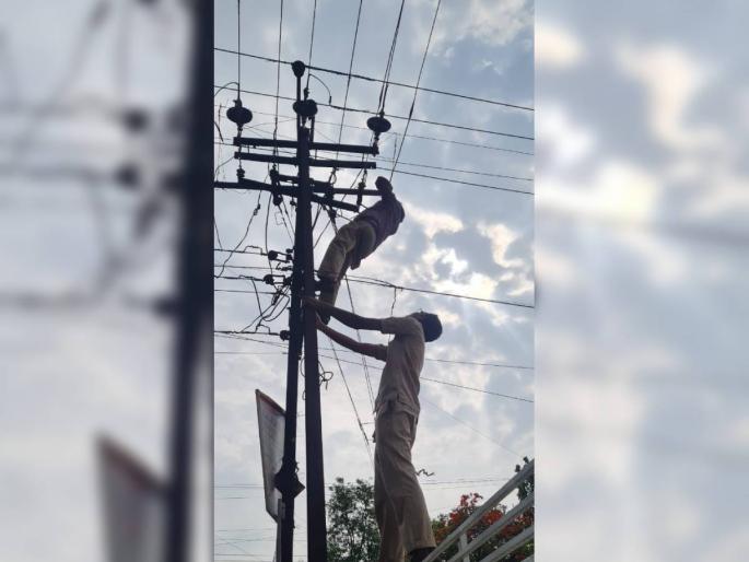 Unseasonal weather hit Solapur in the evening, power was restored | सोलापूरला सायंकाळी अवकाळीचा तडाखा, तोडली झांड अन पूर्ववत झाली वीज Unseasonal weather hit Solapur in the evening, power was restored | सोलापूरला सायंकाळी अवकाळीचा तडाखा, तोडली झांड अन पूर्ववत झाली वीज