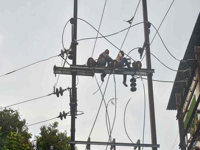 Power supply was disrupted in parts of Maharashtra due to a technical fault in the transmission grid in Gujarat | गुजरातमध्ये ग्रीड फेल्युअर, महाराष्ट्रात लोडशेडिंग; ५५ मिनिटांचा ‘पॉवर’ ब्लॉक Power supply was disrupted in parts of Maharashtra due to a technical fault in the transmission grid in Gujarat | गुजरातमध्ये ग्रीड फेल्युअर, महाराष्ट्रात लोडशेडिंग; ५५ मिनिटांचा ‘पॉवर’ ब्लॉक