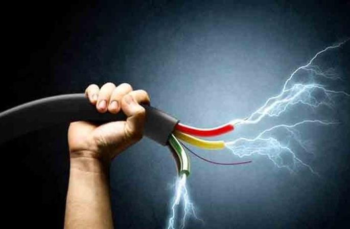 The rain caused the electricity to flow into the iron box; Suddenly, he collapsed and died | पावसामुळे विजेचा प्रवाह लोखंडी डब्यात उतरला; अचानक हात लावताच खाली कोसळून जीव गेला The rain caused the electricity to flow into the iron box; Suddenly, he collapsed and died | पावसामुळे विजेचा प्रवाह लोखंडी डब्यात उतरला; अचानक हात लावताच खाली कोसळून जीव गेला