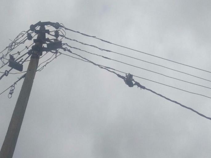 Ration shop owner killed by hanging power lines; Two seriously injured | लोंबकाळणाऱ्या विजवाहिन्यांनी घेतला राशन दुकानदाराचा बळी; दोघे गंभीर जखमी Ration shop owner killed by hanging power lines; Two seriously injured | लोंबकाळणाऱ्या विजवाहिन्यांनी घेतला राशन दुकानदाराचा बळी; दोघे गंभीर जखमी