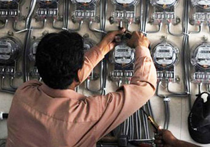 Assistant engineers were brutally beaten for being caught thieve while stolen electricity pda | चोर तो चोर वर शिरजोर; वीजचोरी पकडली म्हणून सहाय्यक अभियंत्यांनाच बेदम मारहाण Assistant engineers were brutally beaten for being caught thieve while stolen electricity pda | चोर तो चोर वर शिरजोर; वीजचोरी पकडली म्हणून सहाय्यक अभियंत्यांनाच बेदम मारहाण