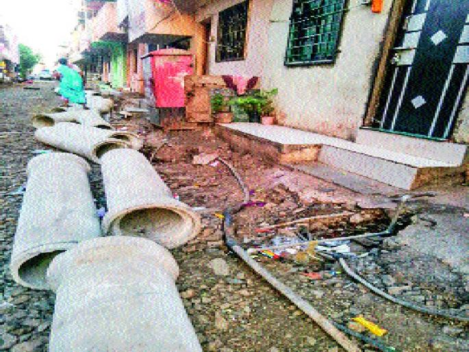 Two children have been burnt by the spark of an open channel | उघड्या विद्युत वाहिनीचा स्पार्क होऊन दोन मुले भाजली Two children have been burnt by the spark of an open channel | उघड्या विद्युत वाहिनीचा स्पार्क होऊन दोन मुले भाजली