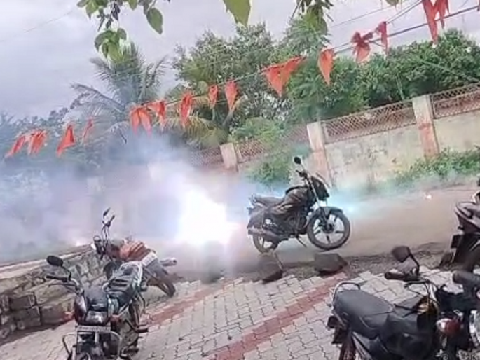 The wires of the express line snapped and fell on the road; Sparking a loud roar of citizens | एक्स्प्रेस लाइनच्या तारा तुटून रस्त्यावर स्पार्किंग; जाळ अन् मोठ्या आवाजाने नागरिकांत भीती The wires of the express line snapped and fell on the road; Sparking a loud roar of citizens | एक्स्प्रेस लाइनच्या तारा तुटून रस्त्यावर स्पार्किंग; जाळ अन् मोठ्या आवाजाने नागरिकांत भीती