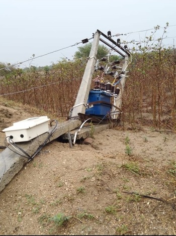 MSEDCL loses Rs 10 lakh due to storm in rural Nagpur | नागपूर ग्रामीण भागात वादळवाऱ्यामुळे महावितरणचे १० लाखाचे नुकसान MSEDCL loses Rs 10 lakh due to storm in rural Nagpur | नागपूर ग्रामीण भागात वादळवाऱ्यामुळे महावितरणचे १० लाखाचे नुकसान