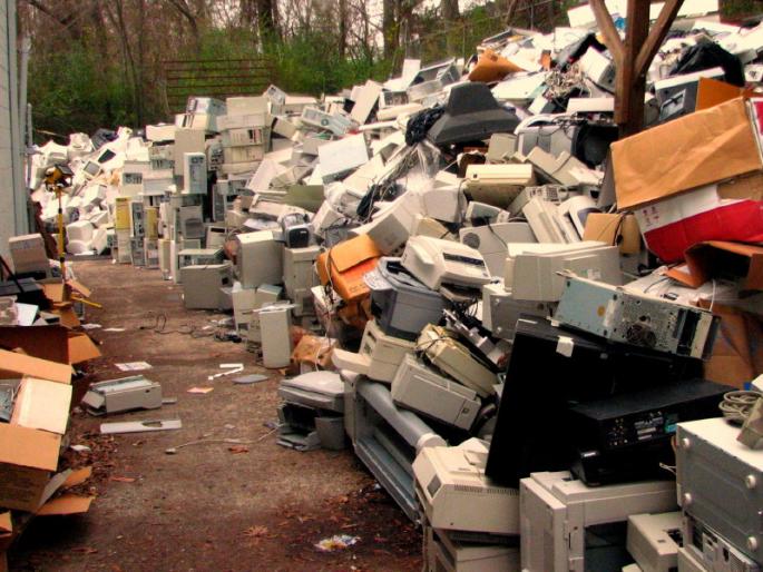 E-waste issue in Pimpri Chinchwad; Environmental hazard | पिंपरी चिंचवडमध्ये ई-कचर्याचा प्रश्न गंभीर; पर्यावरण धोक्यात E-waste issue in Pimpri Chinchwad; Environmental hazard | पिंपरी चिंचवडमध्ये ई-कचर्याचा प्रश्न गंभीर; पर्यावरण धोक्यात