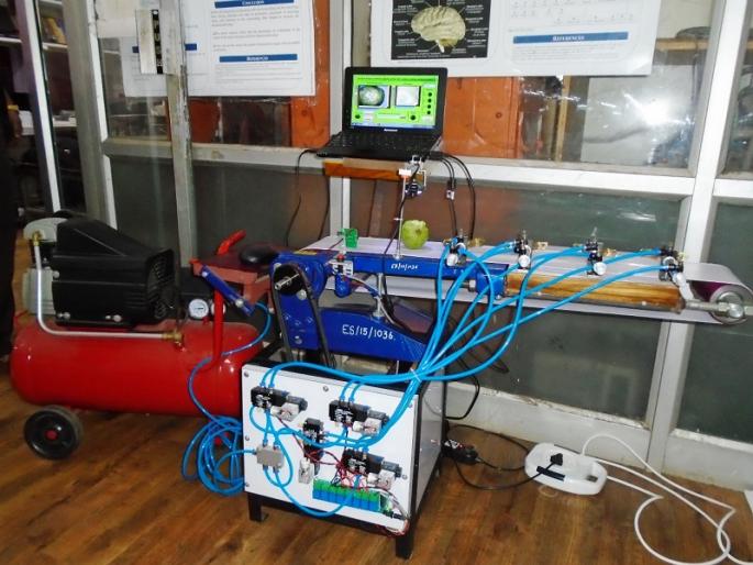 Developing technology for fruit grading from Professor of living tehsil | राहाता तालुक्यातील प्राध्यापकाकडून फळांच्या प्रतवारीसाठी तंत्रज्ञान विकसित Developing technology for fruit grading from Professor of living tehsil | राहाता तालुक्यातील प्राध्यापकाकडून फळांच्या प्रतवारीसाठी तंत्रज्ञान विकसित