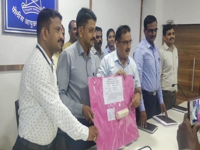 The two arrested for smuggling Ivory in thane | दुर्मिळ हस्तीदंताची तस्करी करणाऱ्या दोघांना अटक The two arrested for smuggling Ivory in thane | दुर्मिळ हस्तीदंताची तस्करी करणाऱ्या दोघांना अटक