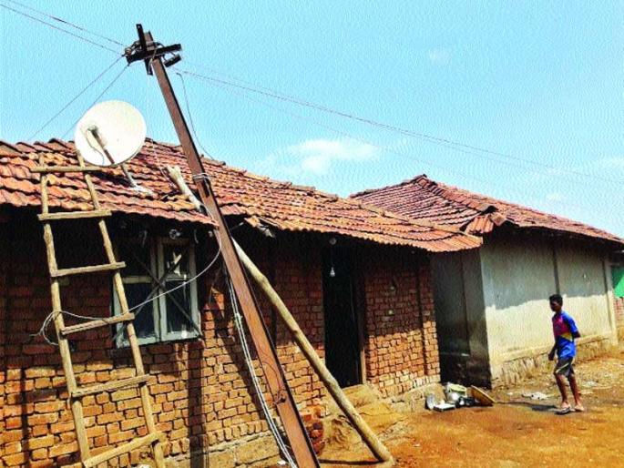 Lightning pillars damaged at home | घरांवर कोसळले विजेचे खांब Lightning pillars damaged at home | घरांवर कोसळले विजेचे खांब