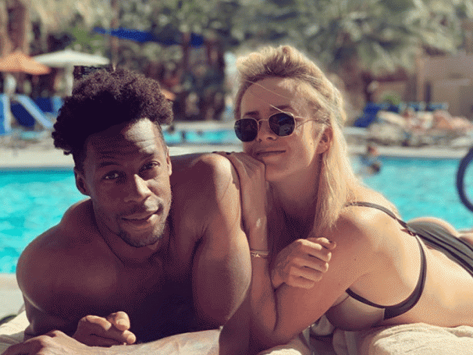 The romance began on the tennis court; Photos from KISS went viral | टेनिस कोर्टवर सुरु झाला रोमान्स; KISS करतानाचे फोटो वायरल