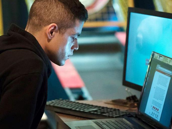 Who is 'ethical hacker' Elliot Alderson? Aadhaar whistleblower says he's 'not Indian' | डेटा चोरीबद्दल खडान्-खडा माहिती असलेला 'हा' एलियट अॅल्डरसन आहे तरी कोण? Who is 'ethical hacker' Elliot Alderson? Aadhaar whistleblower says he's 'not Indian' | डेटा चोरीबद्दल खडान्-खडा माहिती असलेला 'हा' एलियट अॅल्डरसन आहे तरी कोण?