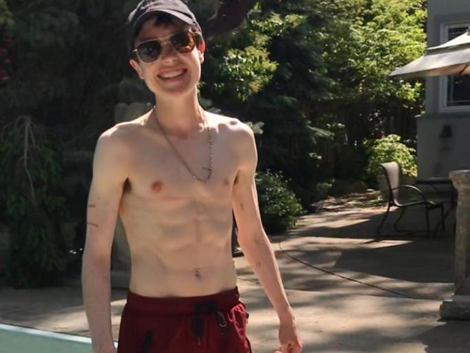 This famous actress became a man through surgery, now she shared a photo in Six Pack Abs | सर्जरी करून ही प्रसिद्ध अभिनेत्री बनली पुरूष, आता सिक्स पॅक अॅब्जमधला फोटो केला शेअर This famous actress became a man through surgery, now she shared a photo in Six Pack Abs | सर्जरी करून ही प्रसिद्ध अभिनेत्री बनली पुरूष, आता सिक्स पॅक अॅब्जमधला फोटो केला शेअर