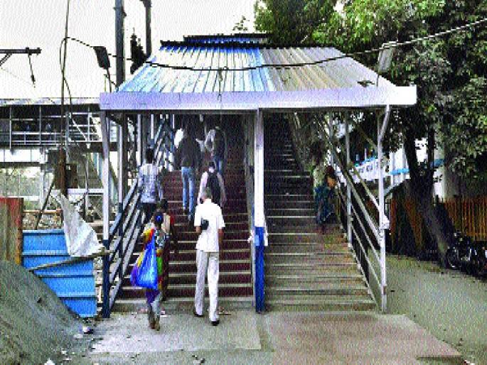 The new bridge of the 'Pulalagat' passenger service, the Elphinstone accident: the railways avoided 'Badgeao' | ‘त्या’ पुलालगतचा नवा पूल प्रवाशांच्या सेवेत, एल्फिन्स्टन दुर्घटना : रेल्वेने ‘बडेजाव’ टाळला  The new bridge of the 'Pulalagat' passenger service, the Elphinstone accident: the railways avoided 'Badgeao' | ‘त्या’ पुलालगतचा नवा पूल प्रवाशांच्या सेवेत, एल्फिन्स्टन दुर्घटना : रेल्वेने ‘बडेजाव’ टाळला