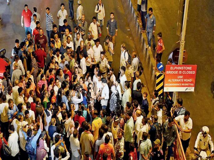 Locals have opposed the closure of Elphinstone Bridge and will not allow it to be closed until all 19 chawls are rehabilitated | पहिले पुनर्वसन, मग पूल बंद करा; १९ चाळींतील रहिवासी आक्रमक; पूल बंद करायला विरोध Locals have opposed the closure of Elphinstone Bridge and will not allow it to be closed until all 19 chawls are rehabilitated | पहिले पुनर्वसन, मग पूल बंद करा; १९ चाळींतील रहिवासी आक्रमक; पूल बंद करायला विरोध