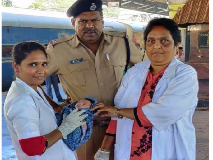 delivery on platform of Pune Railway Station | पुणे रेल्वे स्टेशनच्या फ्लॅटफाॅर्मवर महिलेची प्रसुती