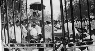 Soreness in the emergency | आणिबाणीतील बंदीची व्यथा Soreness in the emergency | आणिबाणीतील बंदीची व्यथा