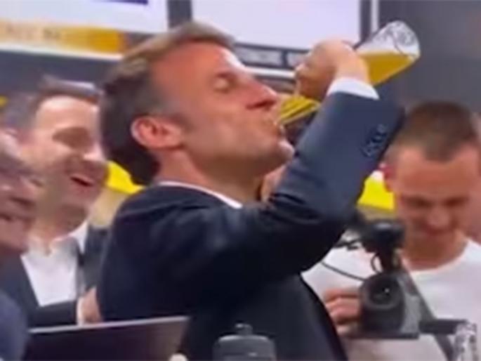 Emmanuel Macron chugs pint of beer in 17 sec | फ्रान्सच्या राष्ट्राध्यक्षांनी १७ सेकंदात रिचवली बिअरची बाटली Emmanuel Macron chugs pint of beer in 17 sec | फ्रान्सच्या राष्ट्राध्यक्षांनी १७ सेकंदात रिचवली बिअरची बाटली