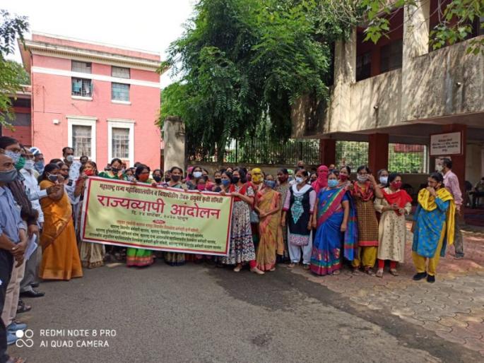 University staff agitation postponed, now take exams | विद्यापीठ कर्मचाऱ्यांचे आंदोलन स्थगित, आता परीक्षा कधी University staff agitation postponed, now take exams | विद्यापीठ कर्मचाऱ्यांचे आंदोलन स्थगित, आता परीक्षा कधी