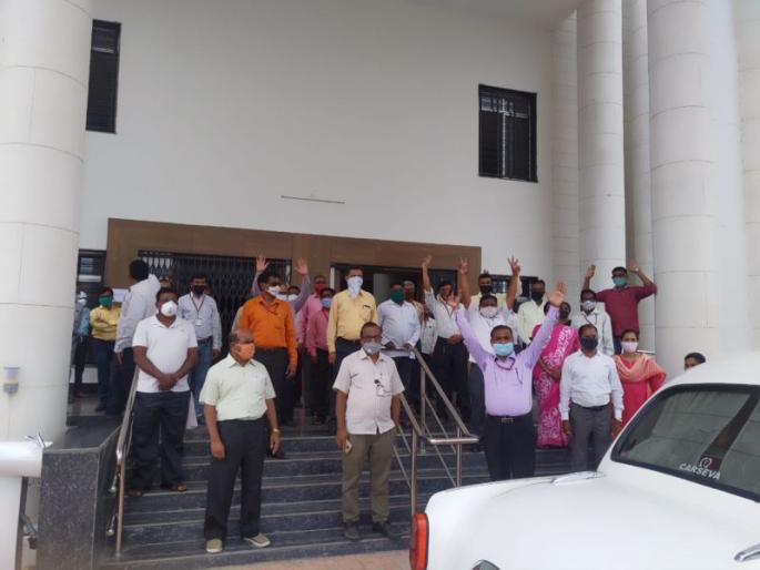Nagpur University employees' agitation continues | नागपूर विद्यापीठ कर्मचाऱ्यांचे आंदोलन सुरूच Nagpur University employees' agitation continues | नागपूर विद्यापीठ कर्मचाऱ्यांचे आंदोलन सुरूच