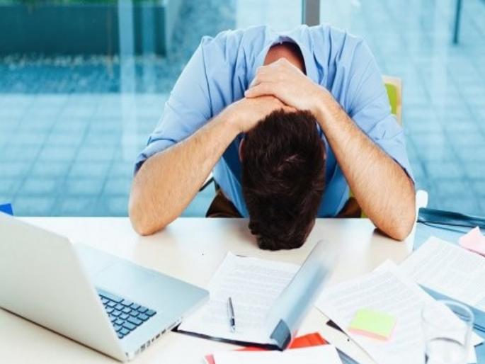 An extreme step was taken by the employee after being fed up with the troubles of the seniors in the company | कंपनीतील वरिष्ठांच्या त्रासाला कंटाळून कर्मचाऱ्याने उचललं टोकाचं पाऊल An extreme step was taken by the employee after being fed up with the troubles of the seniors in the company | कंपनीतील वरिष्ठांच्या त्रासाला कंटाळून कर्मचाऱ्याने उचललं टोकाचं पाऊल