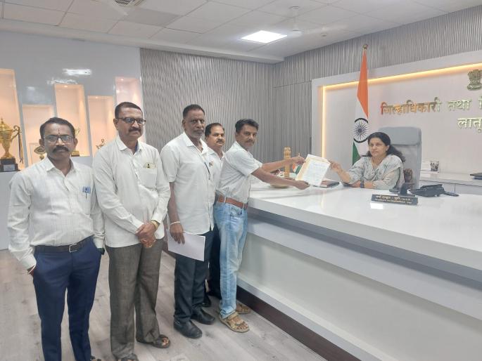 revenue officials are aggressive in the state for pending demand | प्रलंबित मागण्यांसाठी राज्यात महसूल कर्मचारी आक्रमक revenue officials are aggressive in the state for pending demand | प्रलंबित मागण्यांसाठी राज्यात महसूल कर्मचारी आक्रमक