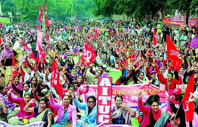 Nationwide strike: Government offices, insurance, banks depopulated in Nagpur | देशव्यापी संप : नागपुरात शासकीय कार्यालये, विमा, बँका ओस Nationwide strike: Government offices, insurance, banks depopulated in Nagpur | देशव्यापी संप : नागपुरात शासकीय कार्यालये, विमा, बँका ओस