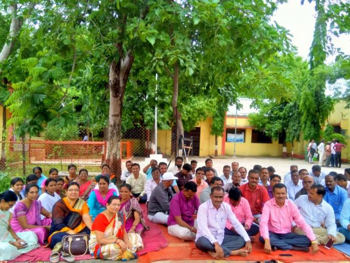 Government employees strike in Washim district; Admin jam | वाशिम जिल्ह्यातील शासकीय कर्मचारी संपावर; प्रशासन ठप्प Government employees strike in Washim district; Admin jam | वाशिम जिल्ह्यातील शासकीय कर्मचारी संपावर; प्रशासन ठप्प