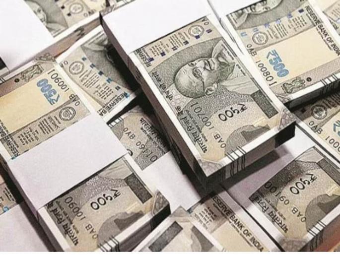 viral news bhopal madhya pradesh lokayukta raids millionare retired store keeper | बापरे! ४६ लाखांचं सोनं, २० लाख रोख रक्कम, ४५ हजार पगारवाला स्टोअर कीपर निघाला करोडपती viral news bhopal madhya pradesh lokayukta raids millionare retired store keeper | बापरे! ४६ लाखांचं सोनं, २० लाख रोख रक्कम, ४५ हजार पगारवाला स्टोअर कीपर निघाला करोडपती