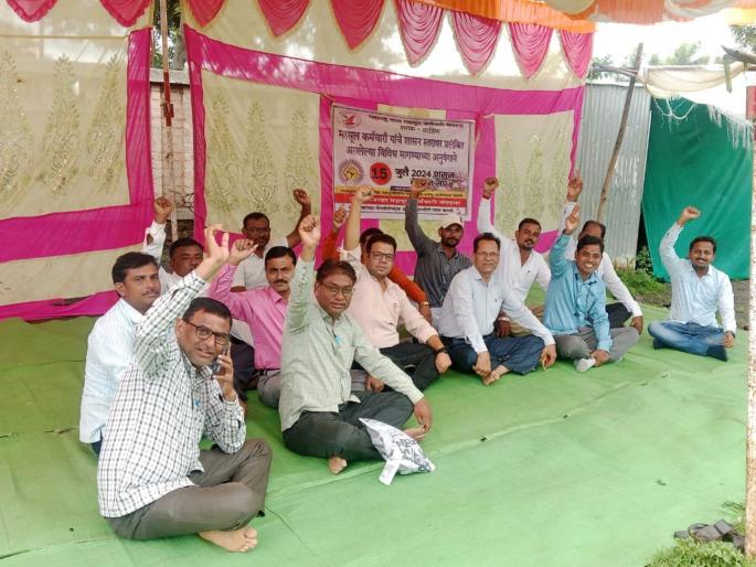 Washim: Ignoring Government Demands; The revenue employees did not back down, the agitation continued even on the fifth day | Washim: शासन मागण्यांची दखल घेईना; महसूलचे कर्मचारी मागे हटेना, पाचव्या दिवशीही आंदोलन सुरूच Washim: Ignoring Government Demands; The revenue employees did not back down, the agitation continued even on the fifth day | Washim: शासन मागण्यांची दखल घेईना; महसूलचे कर्मचारी मागे हटेना, पाचव्या दिवशीही आंदोलन सुरूच