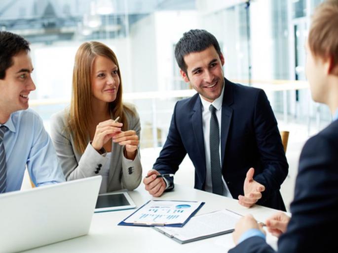 Right now all employees have the right to refuse work | अवेळी काम नाकारण्याचा सर्व कर्मचाऱ्यांना हक्क हवा Right now all employees have the right to refuse work | अवेळी काम नाकारण्याचा सर्व कर्मचाऱ्यांना हक्क हवा