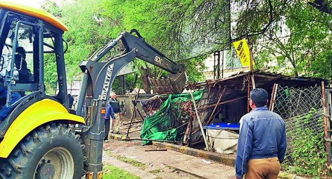 Hammers at Empress Mall drain shops in Nagpur | नागपुरातील एम्प्रेस मॉल नाल्यावरील दुकानांवर हातोडा Hammers at Empress Mall drain shops in Nagpur | नागपुरातील एम्प्रेस मॉल नाल्यावरील दुकानांवर हातोडा