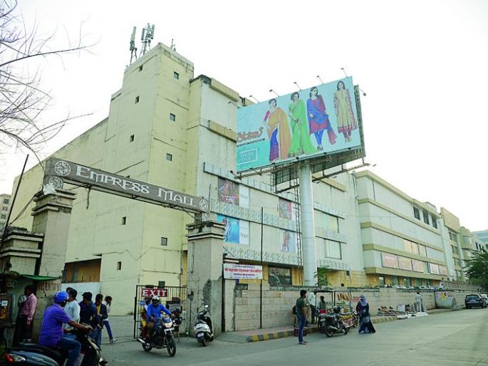 Burglary in Mobile shoppe at Empress Mall | एम्प्रेस मॉलमधील मोबाईल शॉपी फोडली: साडेसहा लाखांचा ऐवज लंपास