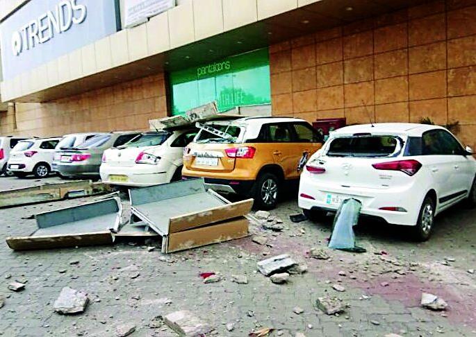 A parking lot at the Empress Mall parking complex in Nagpur | नागपुरातील एम्प्रेस मॉलच्या पार्किंगमधील सज्जा पडला A parking lot at the Empress Mall parking complex in Nagpur | नागपुरातील एम्प्रेस मॉलच्या पार्किंगमधील सज्जा पडला