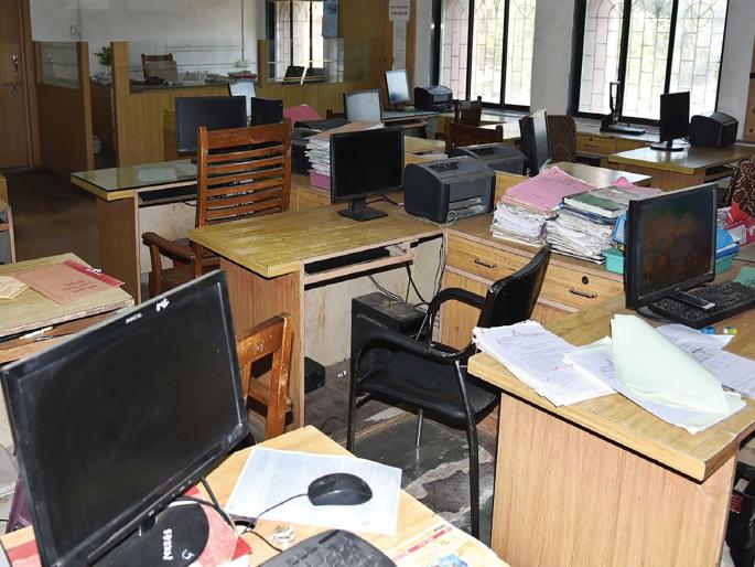 Work in government offices; The responsibility of elections to the employees | शासकीय कार्यालयांत कामकाज ठप्प; कर्मचाऱ्यांना निवडणुकीची जबाबदारी Work in government offices; The responsibility of elections to the employees | शासकीय कार्यालयांत कामकाज ठप्प; कर्मचाऱ्यांना निवडणुकीची जबाबदारी
