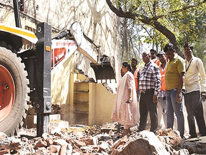 15 years of encroachment instantly razed land; Action in Statistics office area in CIDCO | १५ वर्षांचे अतिक्रमण क्षणार्धात जमीनदोस्त; सिडकोतील सांख्यिकी कार्यालय परिसरात कारवाई 15 years of encroachment instantly razed land; Action in Statistics office area in CIDCO | १५ वर्षांचे अतिक्रमण क्षणार्धात जमीनदोस्त; सिडकोतील सांख्यिकी कार्यालय परिसरात कारवाई