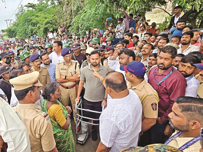 Strong opposition to road widening campaign in Ambedkar Nagar; Massive action as soon as demands are accepted! | रस्ता रुंदीकरण मोहिमेस आंबेडकरनगरात जोरदार विरोध; मागण्या मान्य होताच कारवाई! Strong opposition to road widening campaign in Ambedkar Nagar; Massive action as soon as demands are accepted! | रस्ता रुंदीकरण मोहिमेस आंबेडकरनगरात जोरदार विरोध; मागण्या मान्य होताच कारवाई!