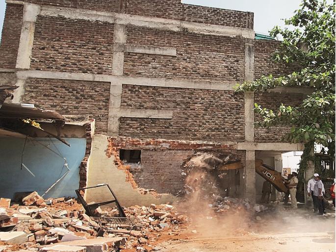 Hammer on encroachments in front of schools, colleges where girls are molested | मुलींच्या छेडछाडीचा अड्डा बनलेल्या शाळा, महाविद्यालयांसमोरील अतिक्रमणांवर हातोडा Hammer on encroachments in front of schools, colleges where girls are molested | मुलींच्या छेडछाडीचा अड्डा बनलेल्या शाळा, महाविद्यालयांसमोरील अतिक्रमणांवर हातोडा