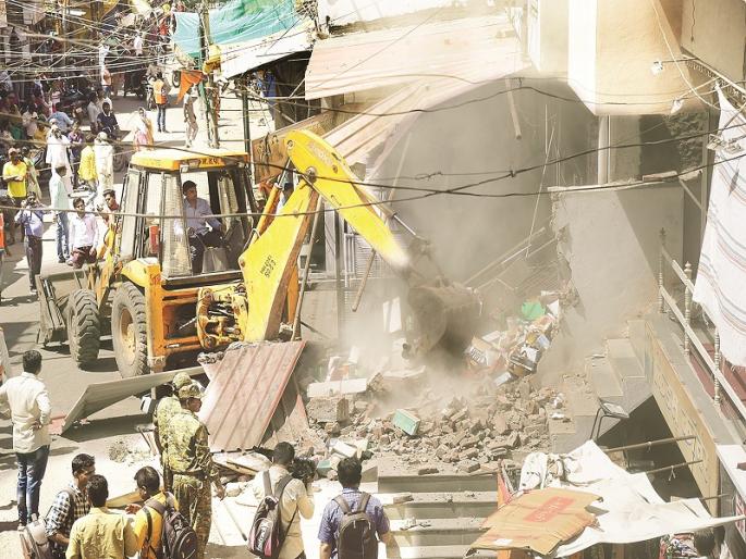 Hammer on encroachments in Shiv Sena's ballekilla; Brave step of the Aurangabad Municipal Commissioner | शिवसेनेच्या बालेकिल्ल्यात अतिक्रमणांवर हातोडा; महापालिका आयुक्तांचे धाडसी पाऊल Hammer on encroachments in Shiv Sena's ballekilla; Brave step of the Aurangabad Municipal Commissioner | शिवसेनेच्या बालेकिल्ल्यात अतिक्रमणांवर हातोडा; महापालिका आयुक्तांचे धाडसी पाऊल